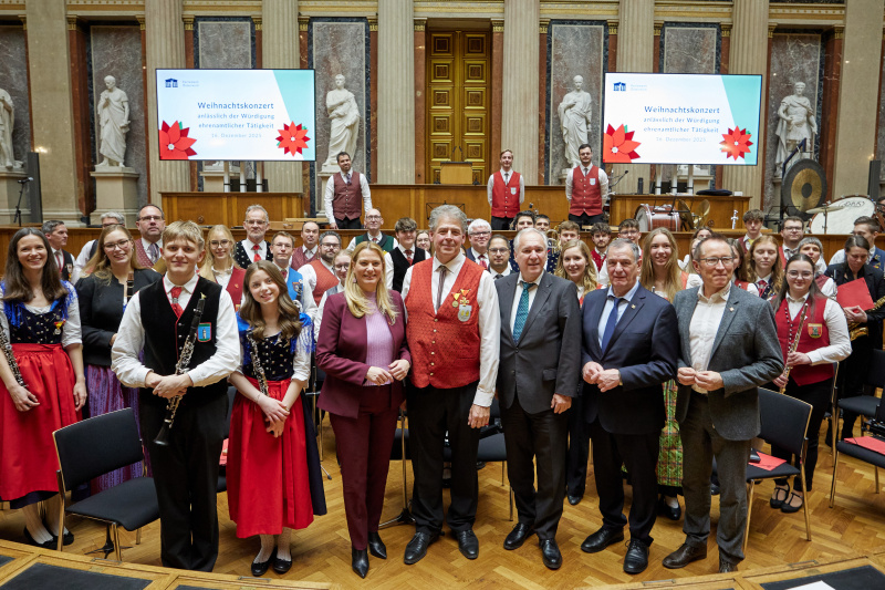 Gruppenfoto burgenländische Blasmusikverband mit Nationalratspräsident Walter Rosenkranz (3. von rechts)