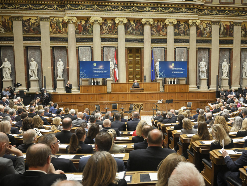 Eröffnungsworte. Zweiter Nationalratspräsident Peter Haubner (ÖVP). Blick Richtung Veranstaltungsteilnehmer:innen