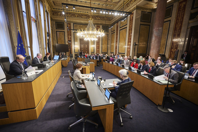 Blick Richtung Sitzungsteilnehmerinnen und -teilnehmer