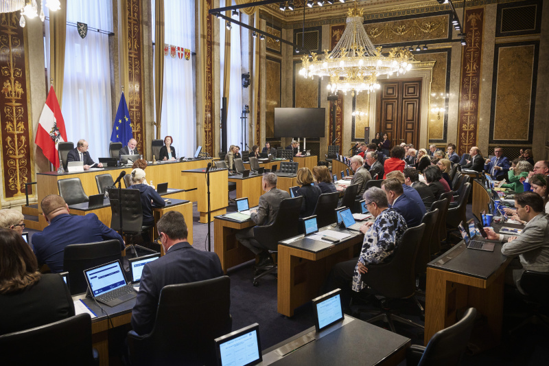 Blick Richtung Sitzungsteilnehmerinnen und -teilnehmer