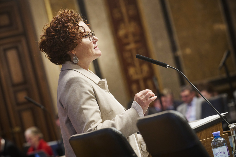 Am Rednerinnenpult Staatssekretärin Elisabeth Zehetner (ÖVP)