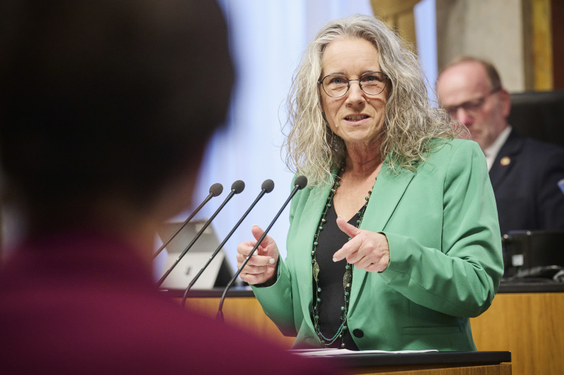 Am Rednerinnenpult Bundesrätin Simone Jagl (Grüne)