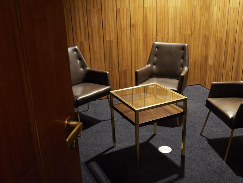 Besprechungsraum 3 mit Glastisch und Sesseln