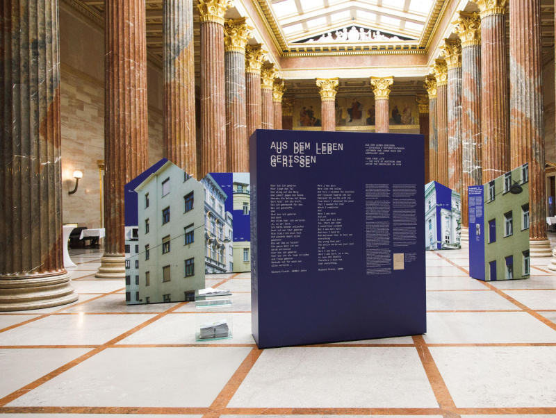 Foto der Ausstellung: "Aus dem Leben gerissen. Schicksale österr. Jüdinnen und Juden nach 1938", Infotafeln in der Säulenhalle