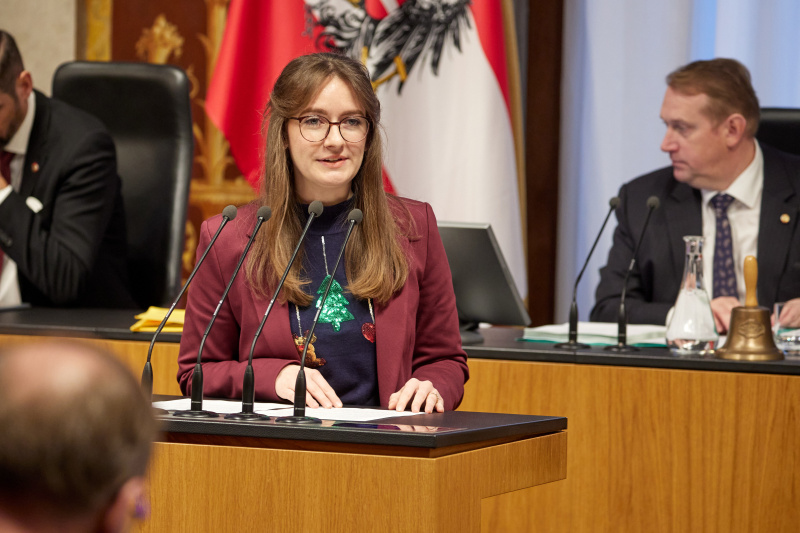 Am Rednerpult: Bundesrätin Julia Deutsch (NEOS)