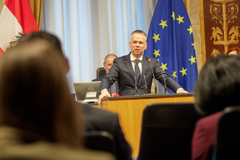 Am Rednerpult: Vorsitzender der Bundesratsfraktion Harald Himmer (ÖVP)