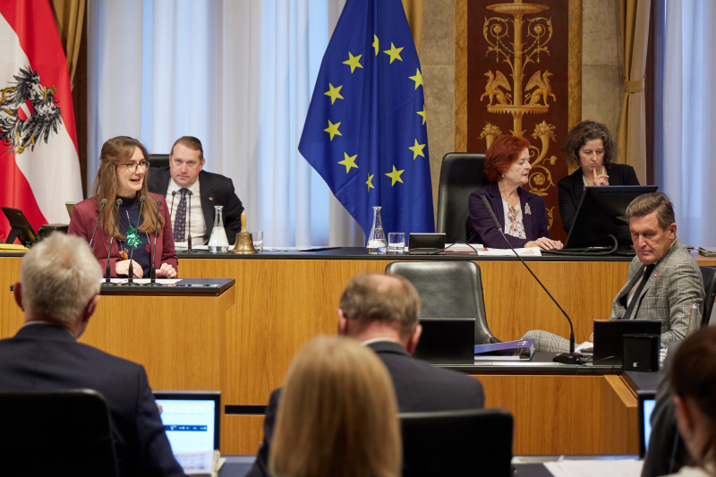 Am Rednerpult: Bundesrätin Julia Deutsch (NEOS)