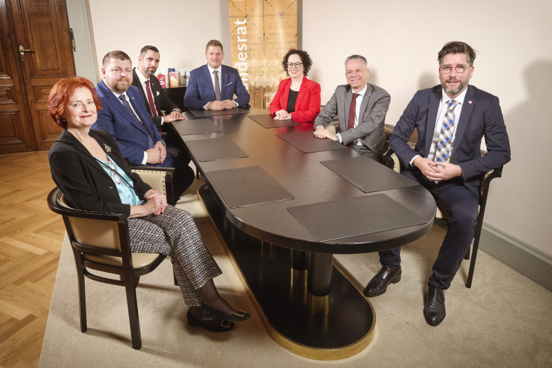 Von links: Bundesratsdirektorin Susanne Bachmann, Bundesrat Andreas Spanring (FPÖ), Bundesratsvizepräsident Daniel Schmid (SPÖ), Bundesratspräsident Markus Stotter (ÖVP), Bundesratsvizepräsidentin Christine Schwarz-Fuchs (ÖVP) Bundesrat Harald Himmer (ÖVP), Bundesrat Christian Fischer (SPÖ)