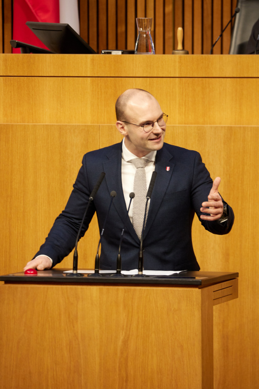 Am Rednerpult: Nationalratsabgeordneter Paul Hammerl (FPÖ)