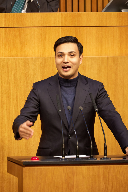 Am Rednerpult: Klubobmann Yannick Shetty (NEOS)