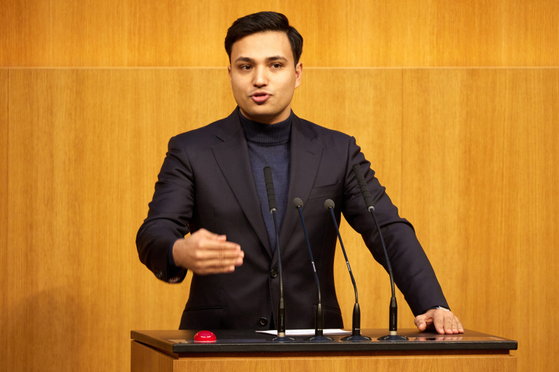 Am Rednerpult: Klubobmann Yannick Shetty (NEOS)