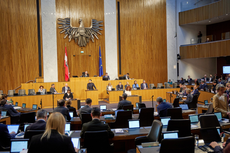 Am Rednerpult: Klubobmann Yannick Shetty (NEOS)