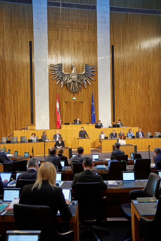 Am Rednerpult: Klubobmann Yannick Shetty (NEOS)