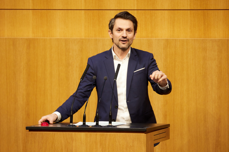 Am Rednerpult: Nationalratsabgeordneter Jakob Schwarz (GRÜNE)