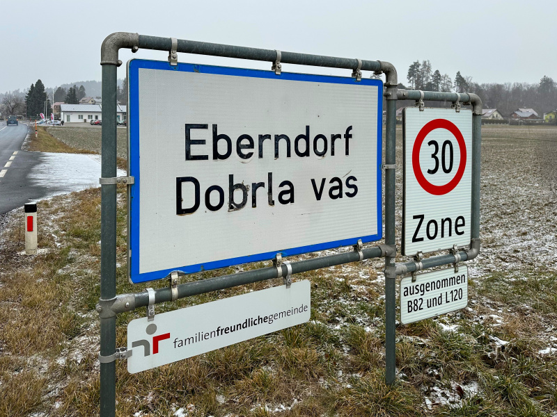 Zweisprachige Ortstafel von Eberndorf - Dobrla vas