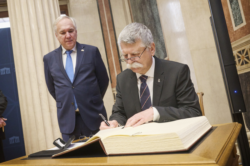 Gästebuch. Von links: Nationalratspräsident Walter Rosenkranz (FPÖ), Präsident der ungarischen Nationalversammlung László Kövér
