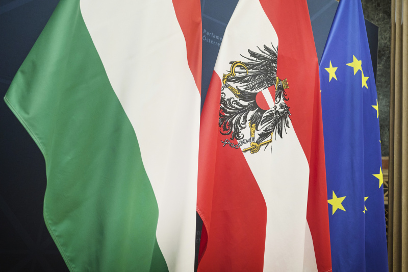 Fahnen von links: Ungarn, Österreich, Europäische Union