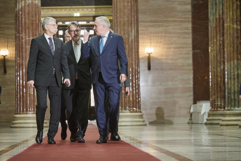 Von links: Präsident der ungarischen Nationalversammlung László Kövér, Dolmetscher, Nationalratspräsident Walter Rosenkranz (FPÖ)