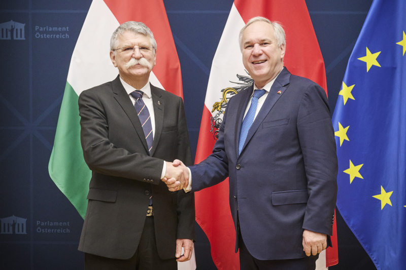 Fahnenfoto. Von links: Präsident der ungarischen Nationalversammlung László Kövér, Nationalratspräsident Walter Rosenkranz (FPÖ)