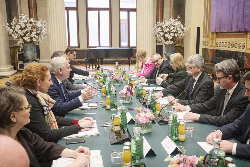 Aussprache. Linke Tischhälfte: österreichische Delegation unter der Leitung von Nationalratspräsident Walter Rosenkranz (FPÖ) (3. von links). Rechte Tischhälfte: ungarische Delegation unter der Leitung des Präsidenten der ungarischen Nationalversammlung László Kövér (2. von rechts)