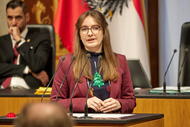 Am Rednerpult: Bundesrätin Julia Deutsch (NEOS)