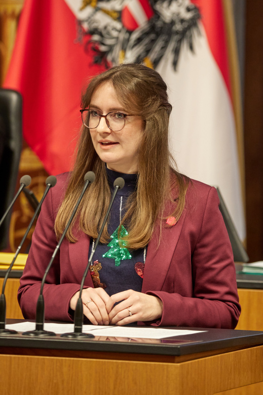 Am Rednerpult: Bundesrätin Julia Deutsch (NEOS)
