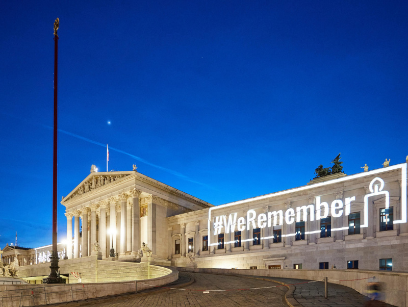 Projektion von #WeRemember am Parlamentsgebäude