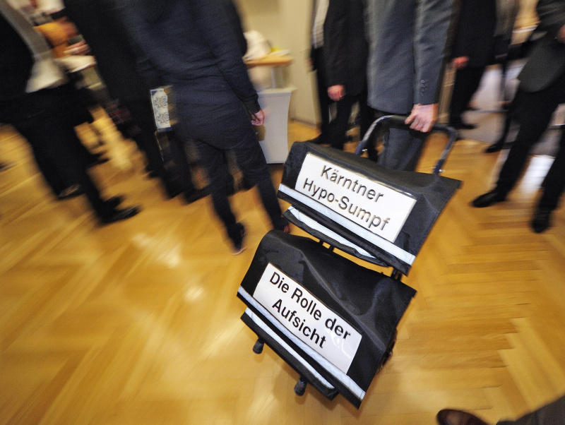 Aktentransport zum Hypo Untersuchungsausschuss - Akten