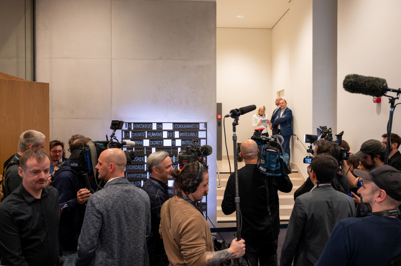 Medienvertreterinnen und -vertreter vor dem Ausschusslokal