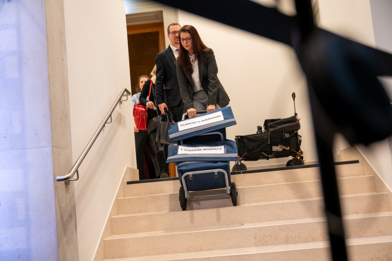 Nationalratsabgeordnete Muna Duzdar (SPÖ) mit Unterlagen für den Untersuchungsausschuss