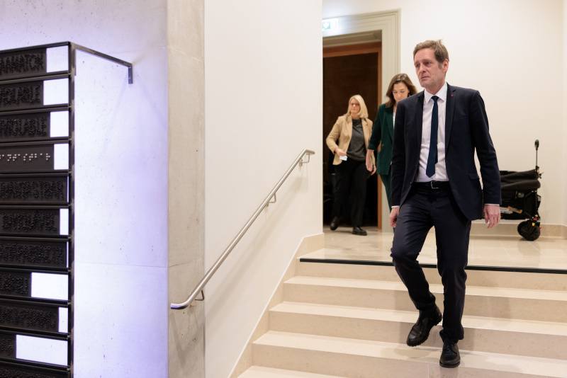 Nationalratsabgeordneter Kai Jan Krainer (SPÖ) auf dem Weg in das Ausschusslokal