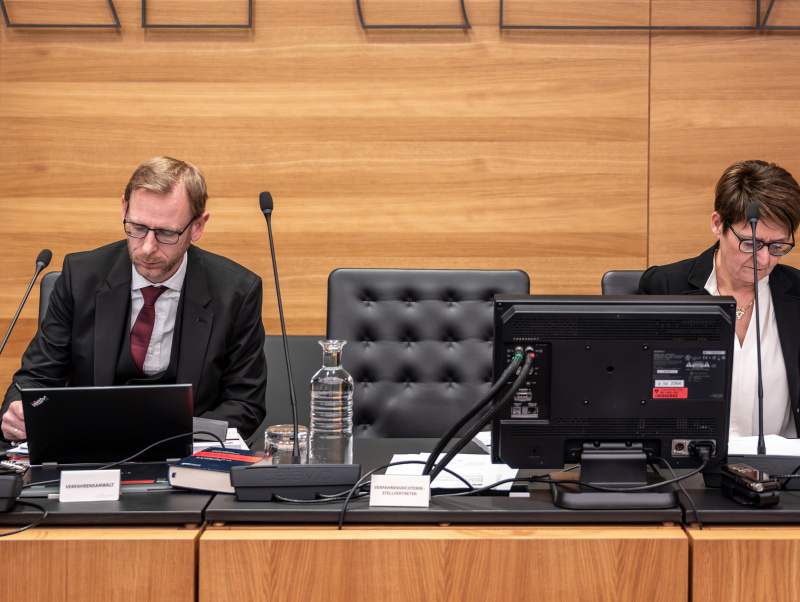 Von links: Verfahrensanwalt Andreas Joklik und Verfahrensrichterin Christa Edwards
