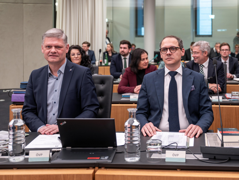 Ausschussmitglieder der ÖVP. Von links: Nationalratsabgeordnetrer Andreas Hanger (ÖVP), Nationalratsabgeordneter Jarkob Grüner (ÖVP)
