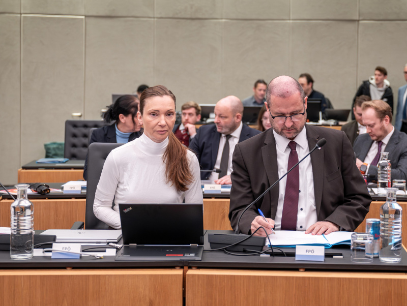 Ausschussmitlgieder der FPÖ. Von links:  Nationalratsabgeordnete Susanne Fürst (FPÖ) und Nationalratsabgeordneter Christian Hafenecker (FPÖ)