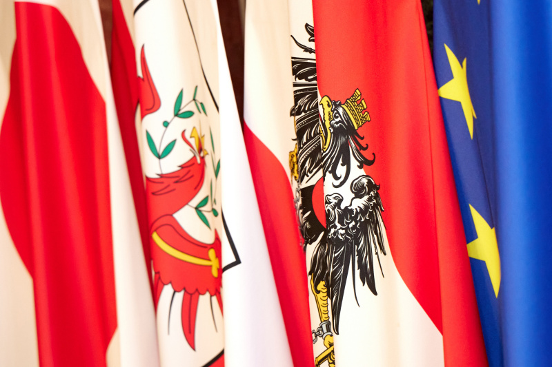 Fahnen. Von links: Japan, Tirol, Österreich, EU Fahne