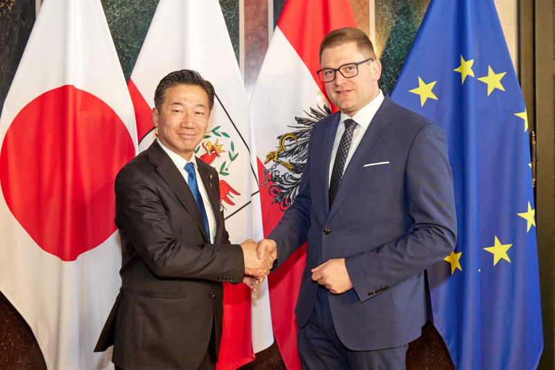 Fahnenfoto. Von links: Vizepräsident des Hauses der Räte des Nationalen Diet Japans Fukuyama Tetsuro, Bundesratspräsident Markus Stotter (ÖVP)