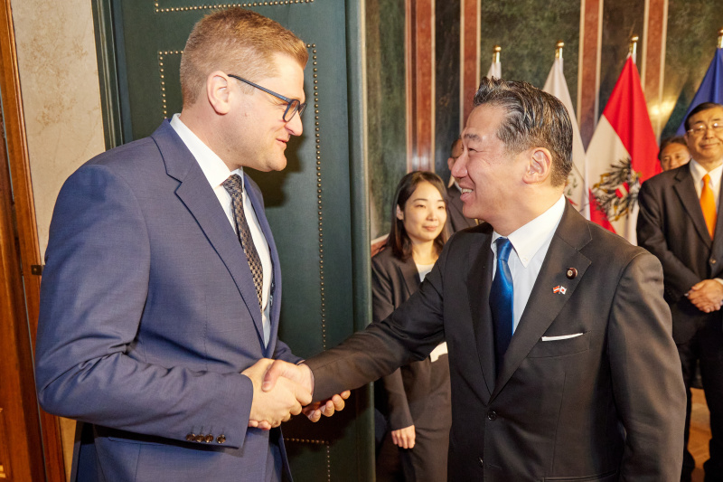 Begrüßung. Von links: Vizepräsident des Hauses der Räte des Nationalen Diet Japans Fukuyama Tetsuro, Bundesratspräsident Markus Stotter (ÖVP)