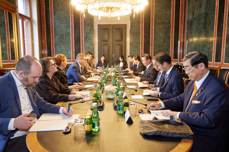 Arbeitsgespräch. Linke Tischhälfte Österreichische Delelgation mit Bundesratspräsident Markus Stotter (ÖVP) (4. von links). Rechte Tischhälfte japanische Delelgation mit Vizepräsident des Hauses der Räte des Nationalen Diet Japans Fukuyama Tetsuro (4. von rechts)