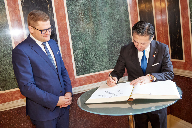 Gästebucheintrag. Von links: Bundesratspräsident Markus Stotter (ÖVP), Vizepräsident des Hauses der Räte des Nationalen Diet Japans Fukuyama Tetsuro,