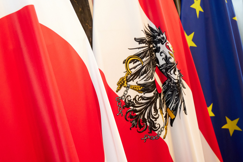 Fahnen. Von links: Japan, Österreich, EU Fahne