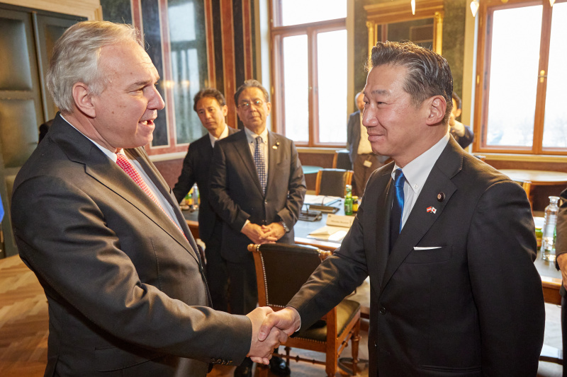 Begrüßung. Von links: Nationalratspräsident Walter Rosenkranz (FPÖ), Vizepräsident des Hauses der Räte des Nationalen Diet Japans Fukuyama Tetsuro