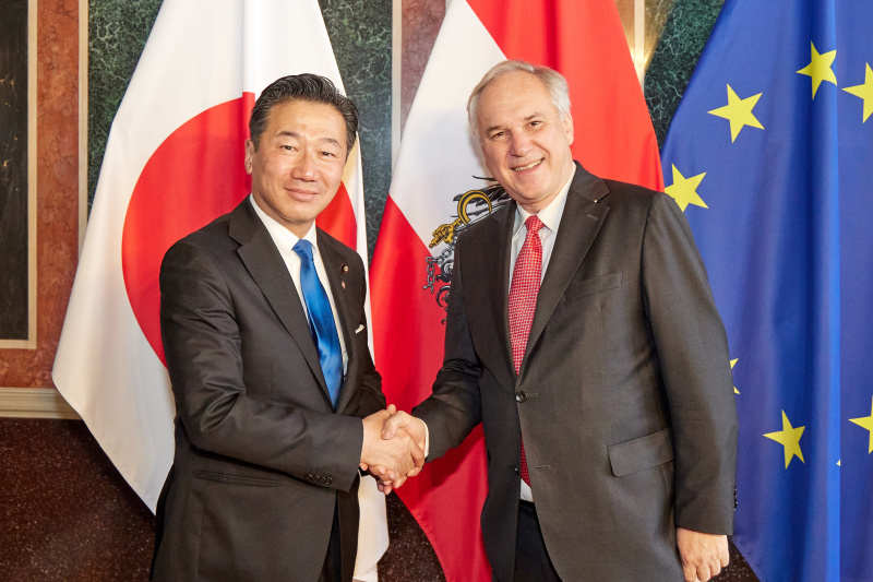 Fahnenfoto. Von links: Vizepräsident des Hauses der Räte des Nationalen Diet Japans Fukuyama Tetsuro, Nationalratspräsident Walter Rosenkranz (FPÖ)