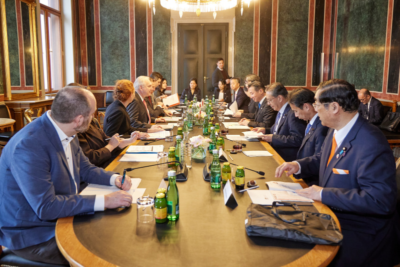 Arbeitsgespräch. Linke Tischhälfte Österreichische Delelgation mit Nationalratspräsident Walter Rosenkranz (FPÖ) (4. von links). Rechte Tischhälfte japanische Delelgation mit Vizepräsident des Hauses der Räte des Nationalen Diet Japans Fukuyama Tetsuro (4. von rechts)
