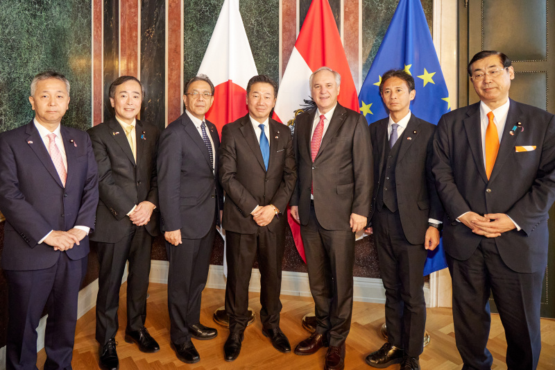 Fahnenfoto. 4. von links: Vizepräsident des Hauses der Räte des Nationalen Diet Japans Fukuyama Tetsuro, 5. von links: Nationalratspräsident Walter Rosenkranz (FPÖ)