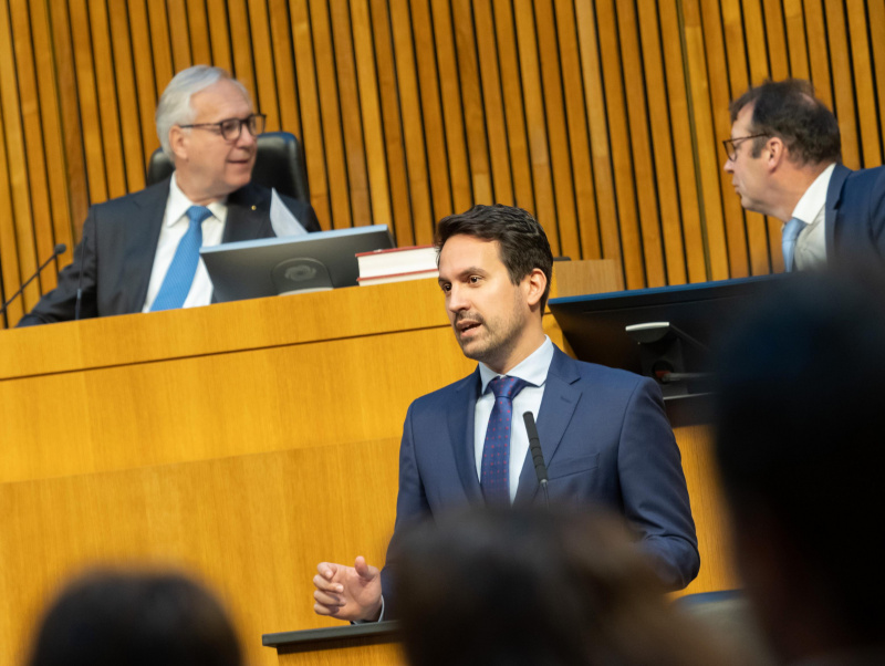 Am Rednerpult: Bildungsminister Christoph Wiederkehr (NEOS). Nationalratspräsident Walter Rosenkranz (FPÖ) am Präsidium