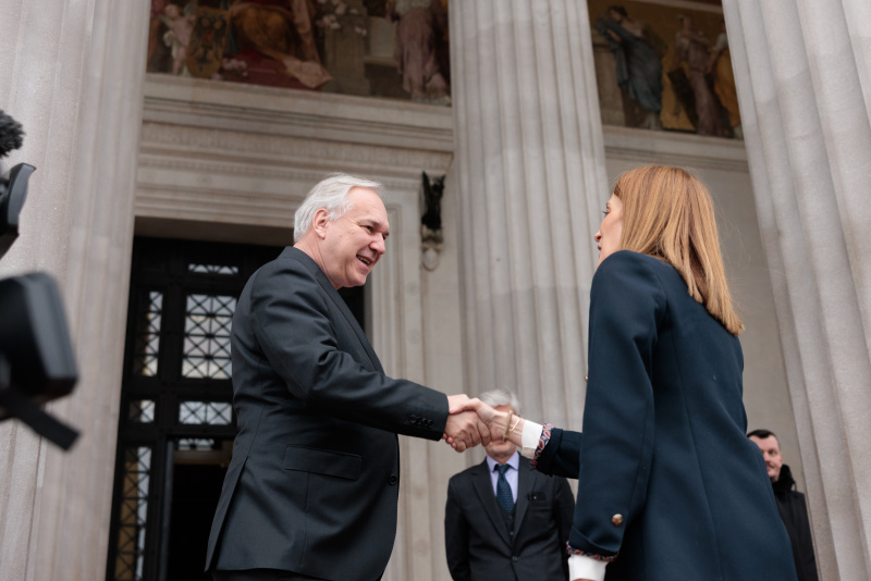 Einholung. Von links: Nationalratspräsident Walter Rosenkranz (FPÖ) begrüßt die Präsidentin des Europäischen Parlaments Roberta Metsola