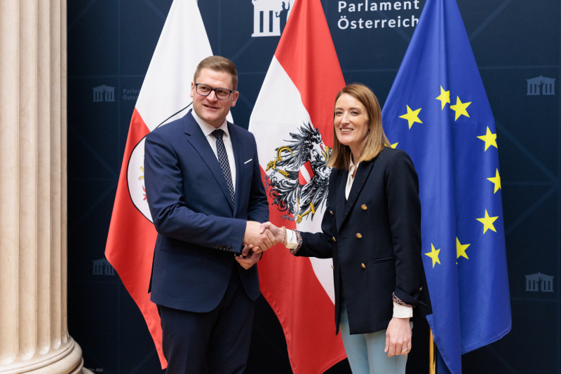 Fahnenfoto. Von links: Bunderatspräsident Markus Stotter (ÖVP), Präsidentin des Europäischen Parlaments Roberta Metsola