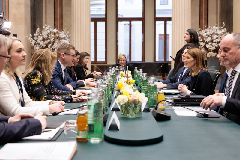 Aussprache. Linke Tischhälfte: Österreichische Delegation unter der Leitung von Bundesratspräsident Markus Stotter (ÖVP) (3. von links). Rechte Tischhälfte: Europäische Delegation unter der Leitung der Präsidentin des Europäischen Parlaments Roberta Metsola (2. von rechts)