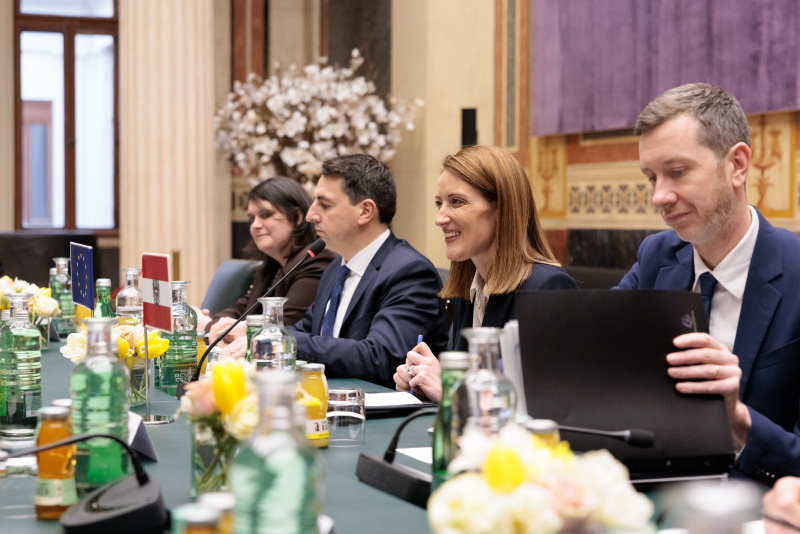Aussprache. Europäische Delegation unter der Leitung der Präsidentin des Europäischen Parlaments Roberta Metsola (2. von rechts)