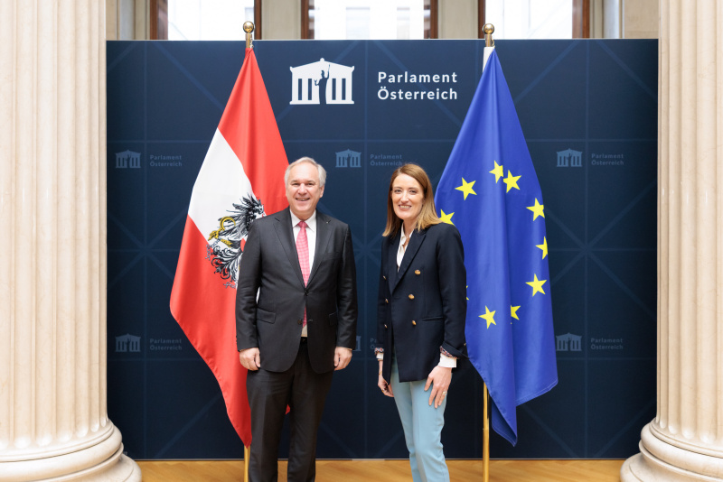 Fahnenfoto. Von links: Nationalratspräsident Walter Rosenkranz (FPÖ), Präsidentin des Europäischen Parlaments Roberta Metsola
